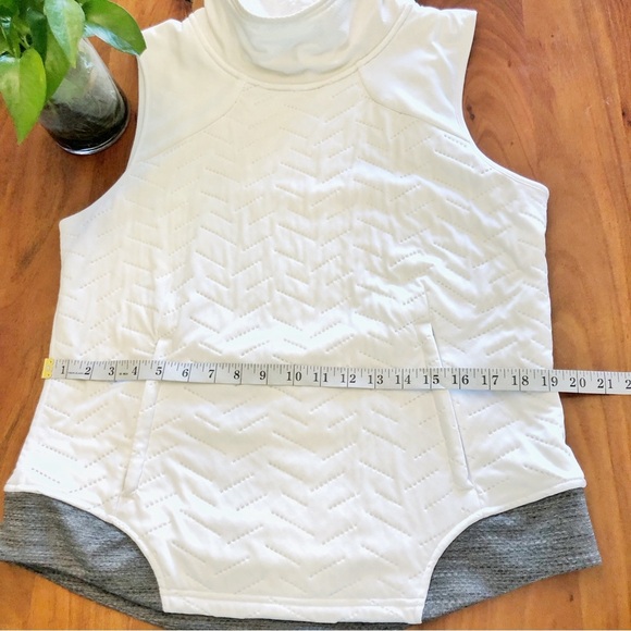 Under Amour White Athleisure Sleeveless Vest Tank Top Active Wear Sports Wear. - Picture 12 of 15